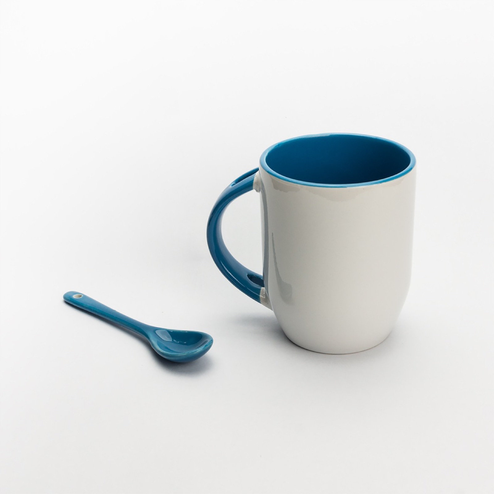 Mugs en céramique posés sur un comptoir de boutique