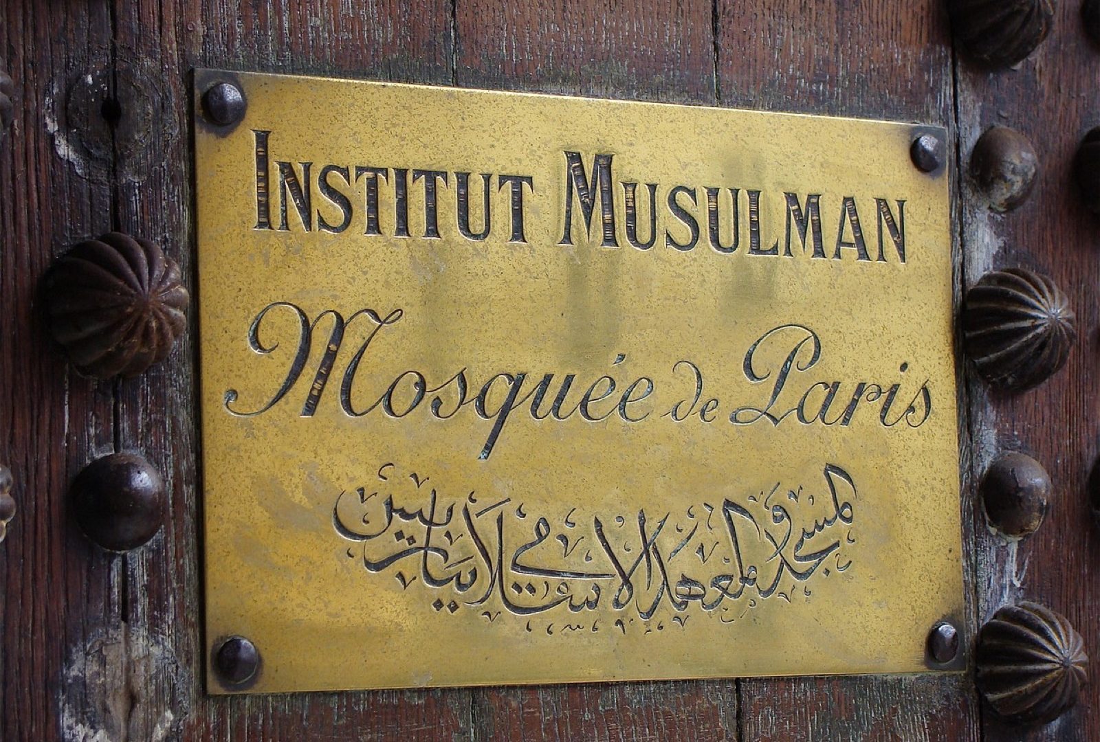 Plaque professionnelle avec logo : comment bien la choisir