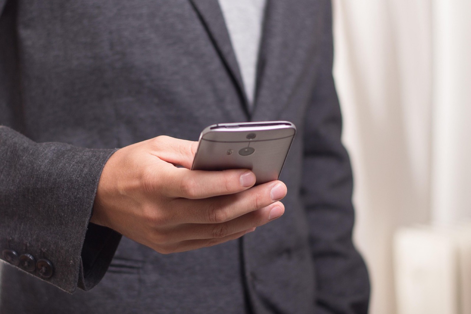 Commerçant au téléphone en train de prospecter des clients professionnels