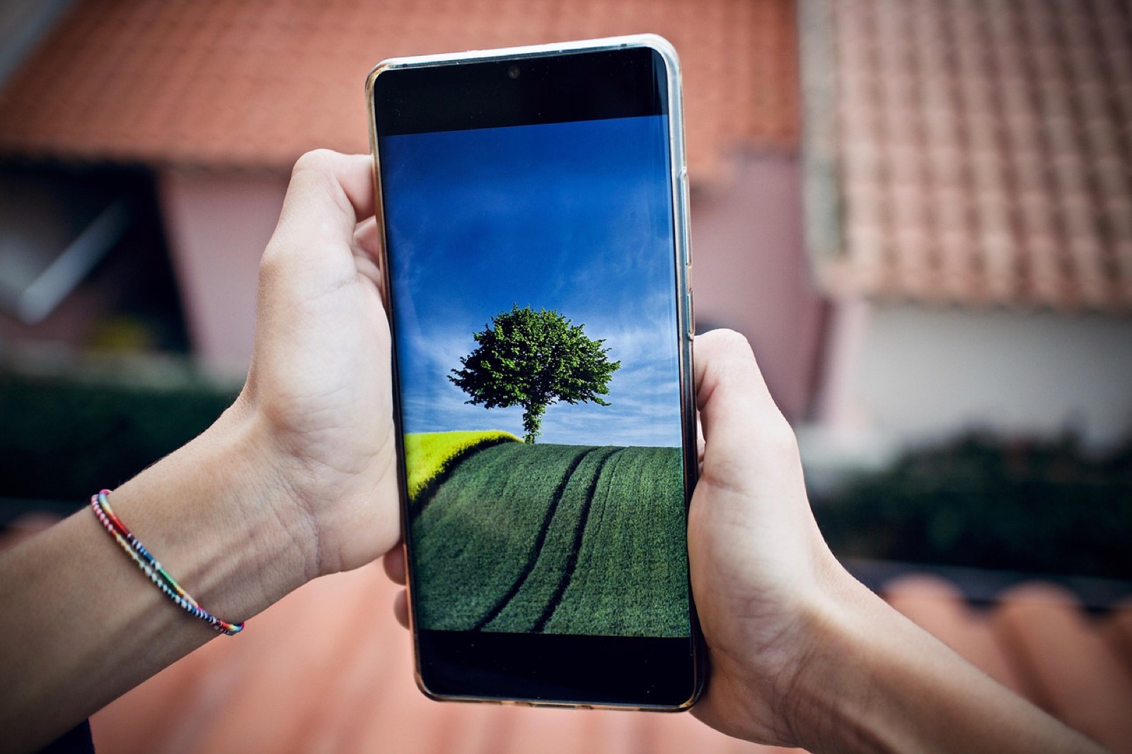 Smartphone affichant une carte devant l'enseigne d'une boutique