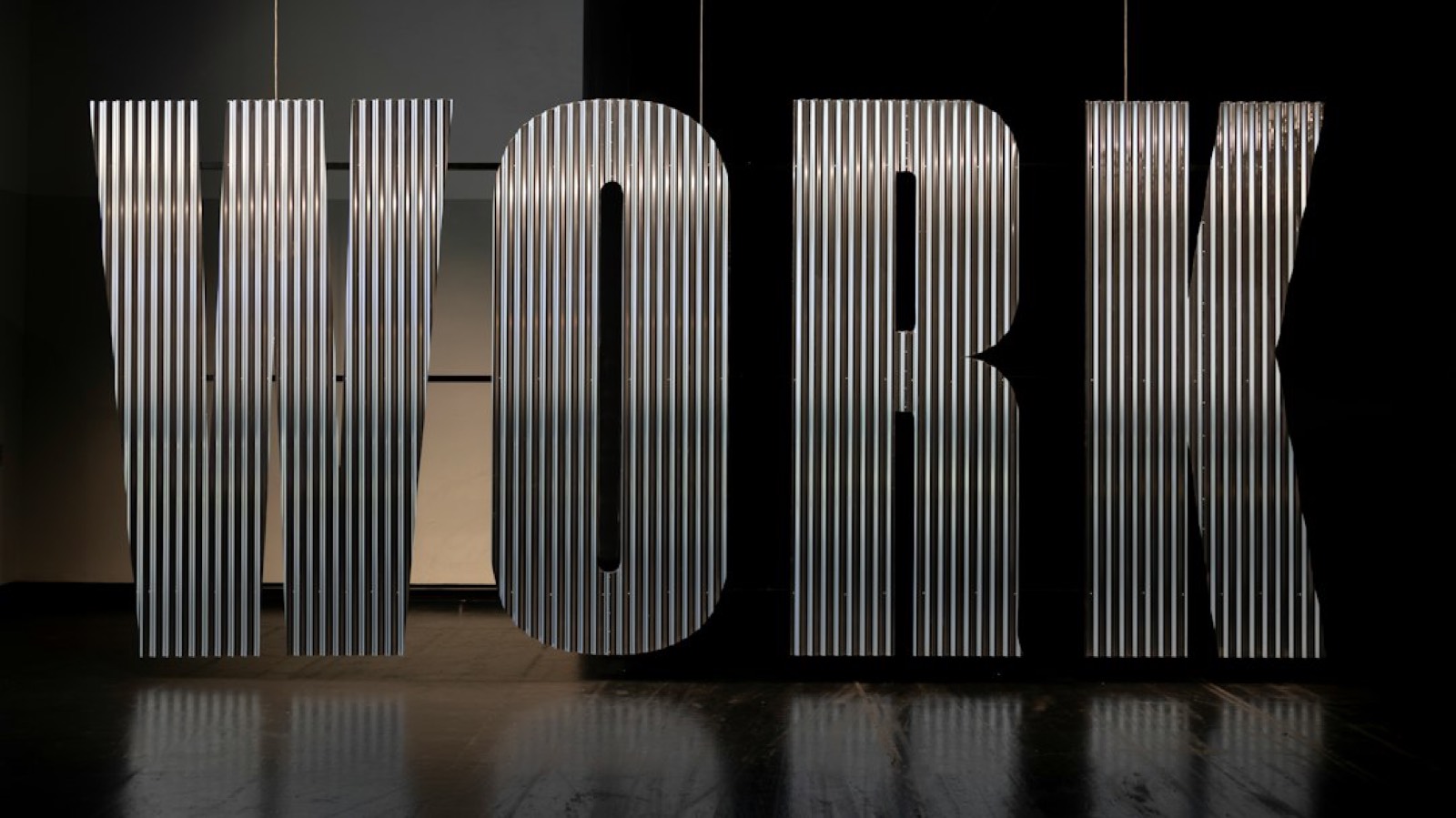 Fabrication de lettres en inox pour enseigne, assemblage et finition en atelier