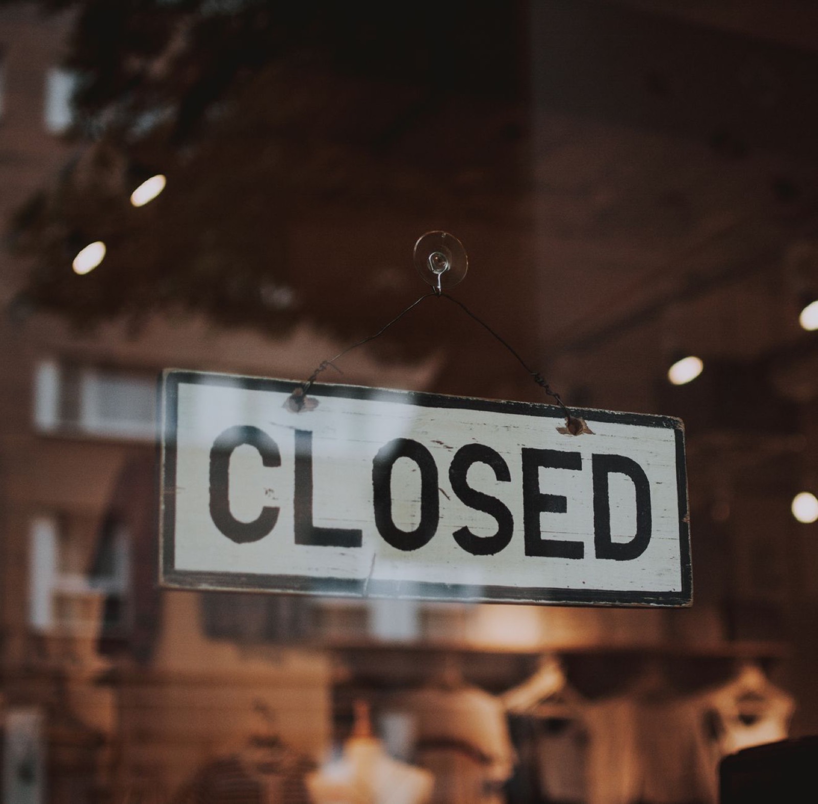 Installation d'une enseigne métallique sur une devanture de commerce