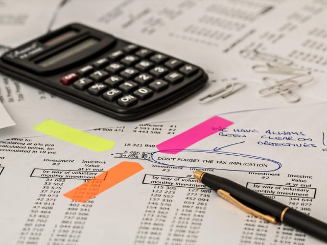 Taxe sur les enseignes (TPE) : calcul et tarifs 2026