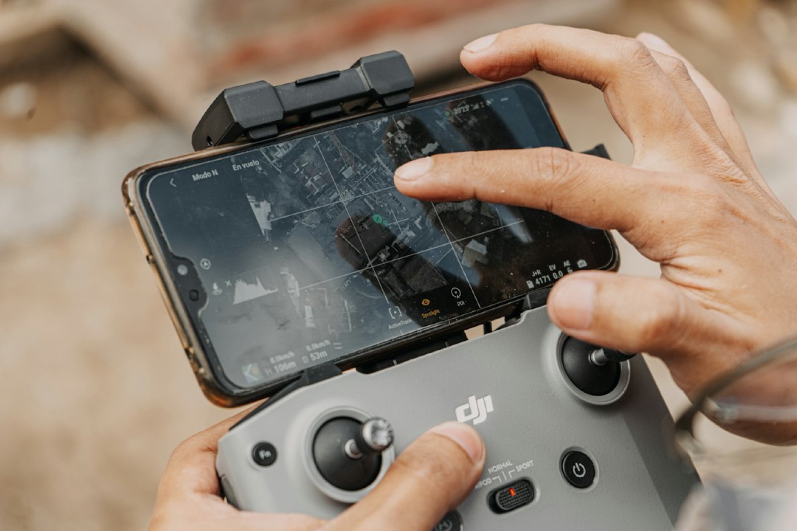 Télépilote tenant la radiocommande de son drone avant un tournage