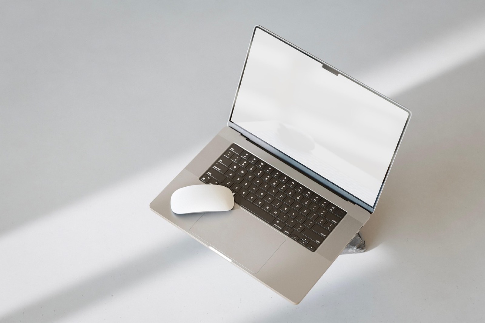 Plaque professionnelle configurée sur un écran d'ordinateur avant commande en ligne