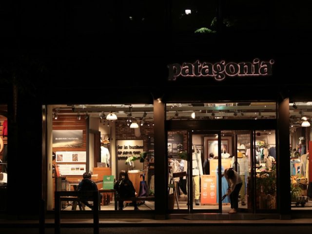 Vitrine, enseigne, écran : préparer son commerce avant le digital