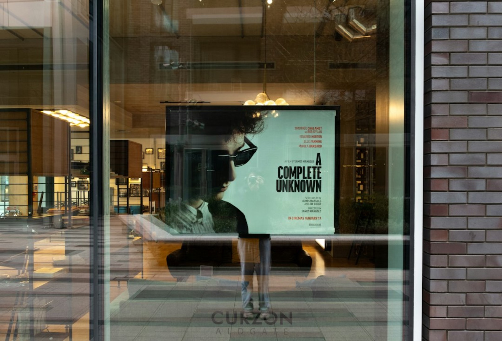 Écran tactile interactif installé à l'entrée d'un commerce