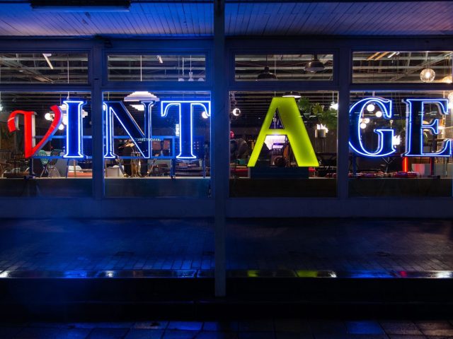 Vitrine et enseigne : mettre en valeur ce que vous exposez dans votre