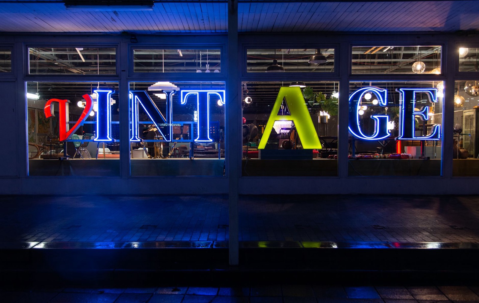 Vitrine et enseigne : mettre en valeur ce que vous exposez dans votre