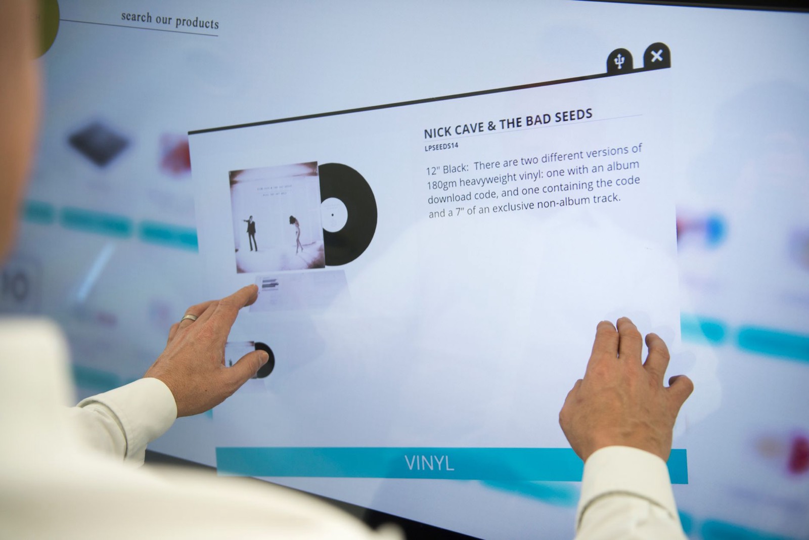 écran tactile installé en vitrine d'un commerce pour guider le client
